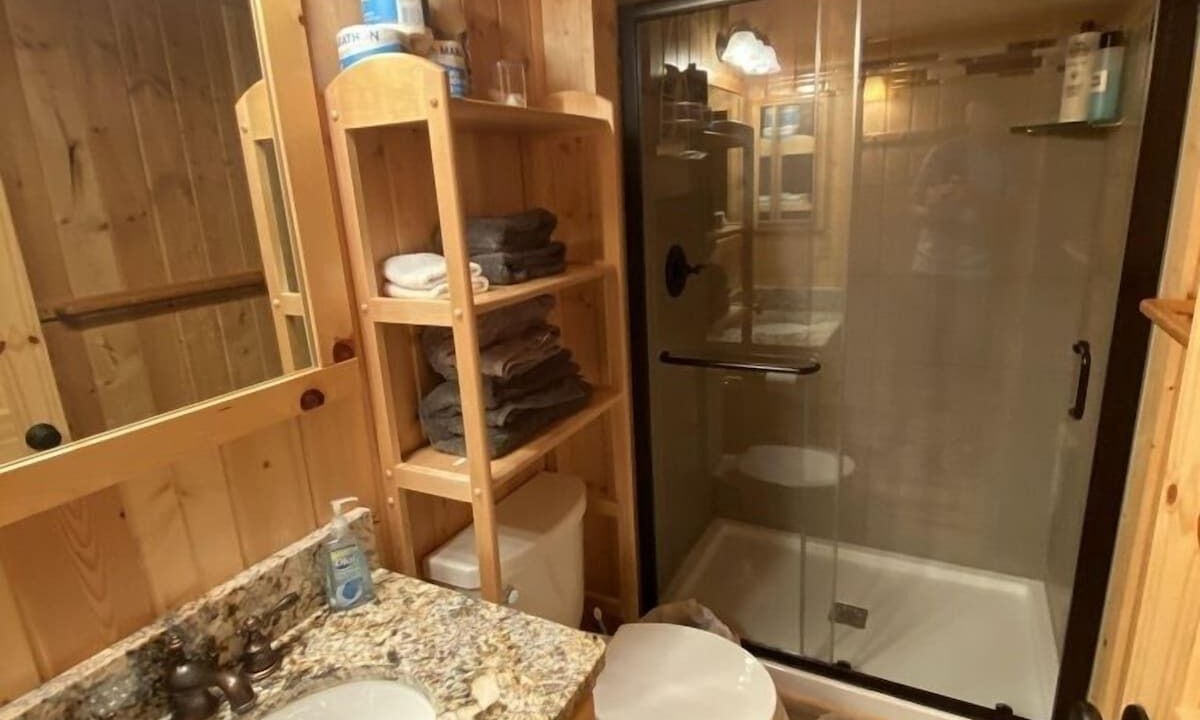 Photo of Bathroom in Island Park