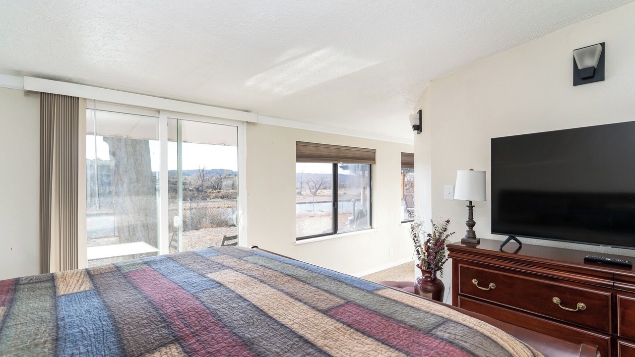 Photo of Bedroom in Navajo Dam