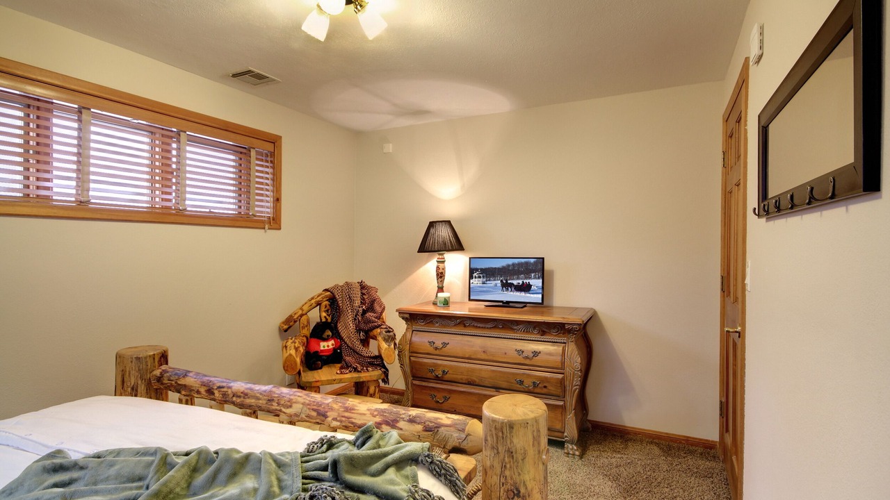 Photo of Bedroom in Evergreen Estates