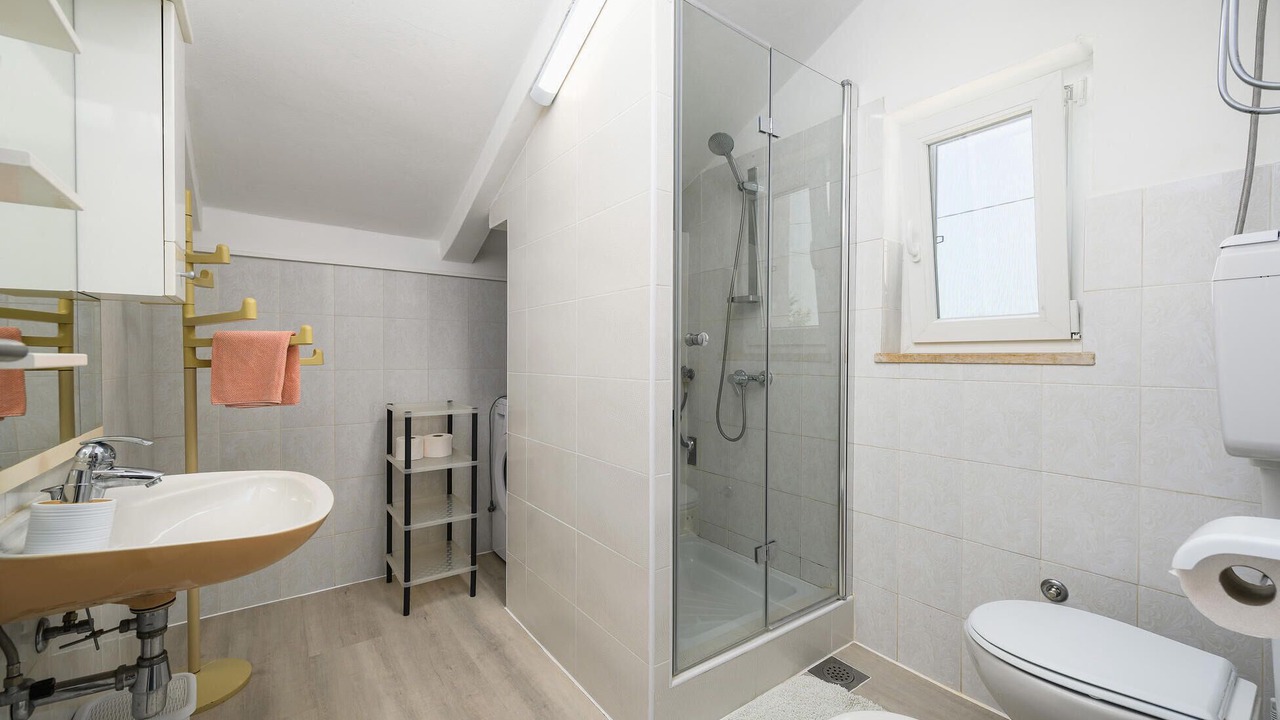 Photo of Bathroom in Tar