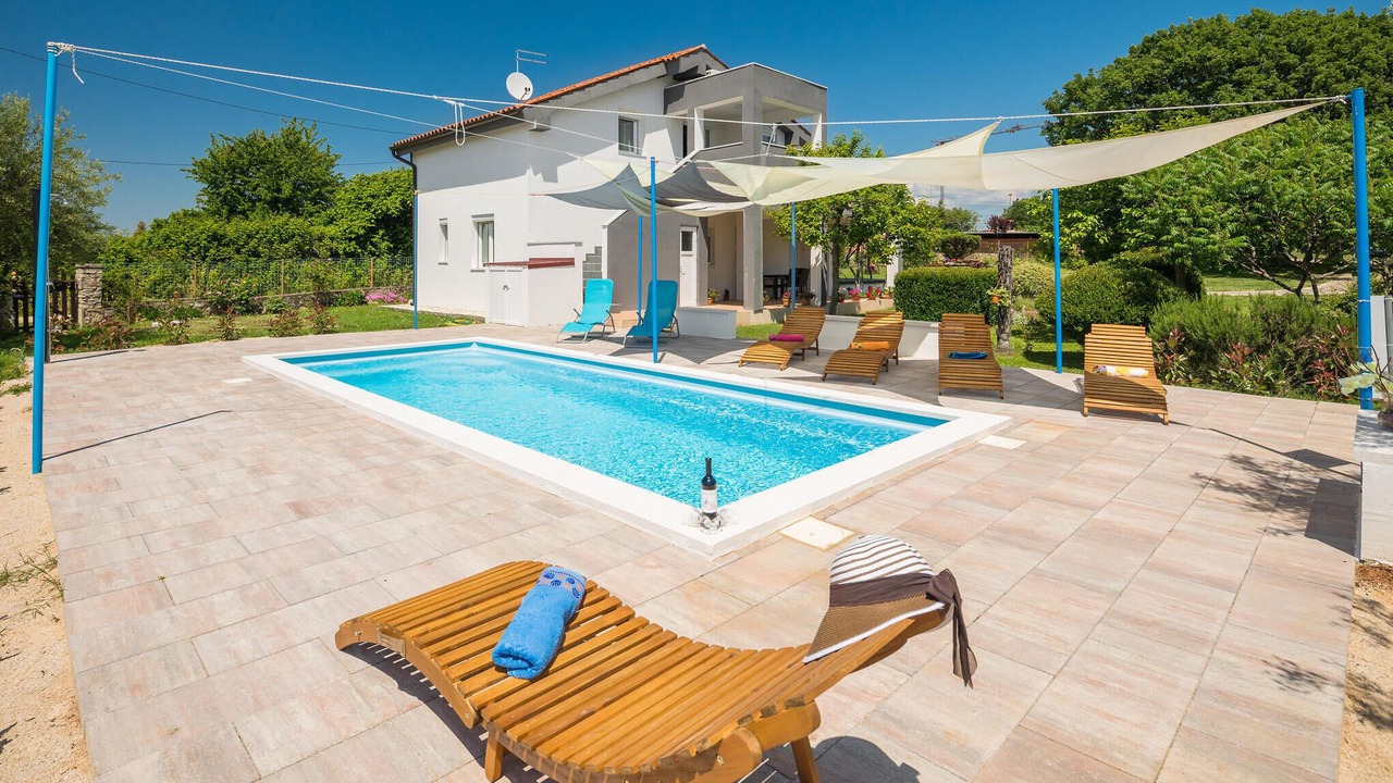 Photo of Outdoor in Tar