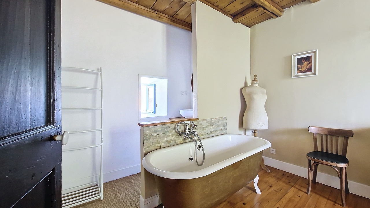 Photo of Bathroom in Luzenac