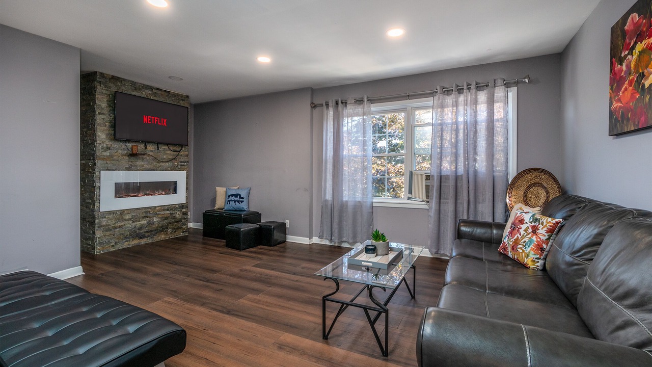 Photo of Livingroom in Front Park
