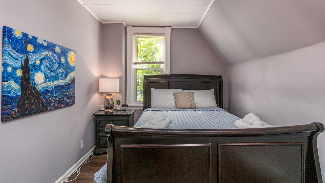 Photo of Bedroom in Front Park