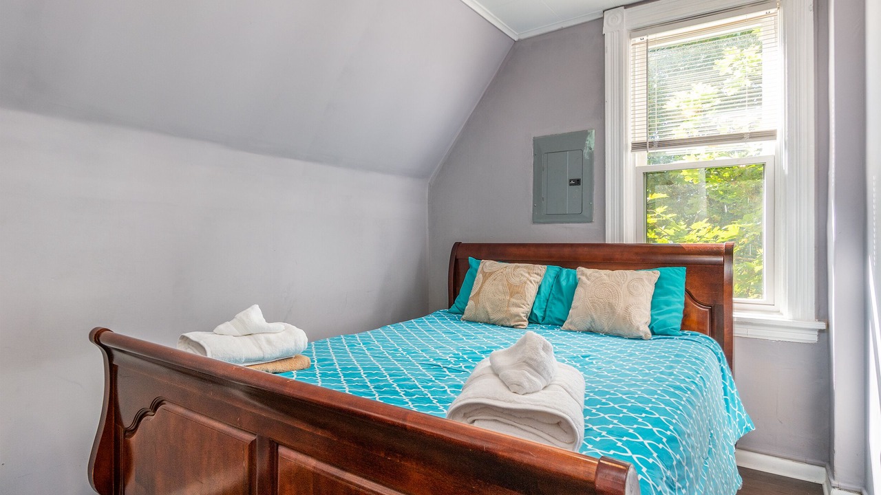 Photo of Bedroom in Front Park