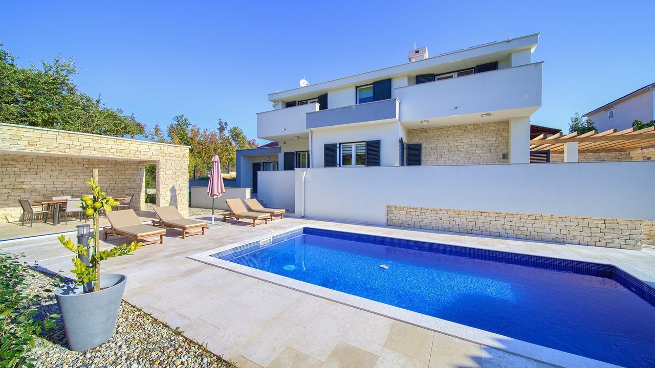 Photo of Outdoor in Risika