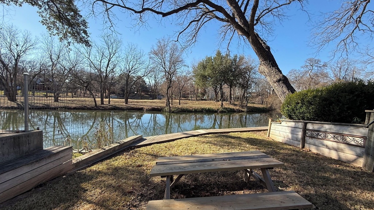 Photo of Outdoor in Buchanan Dam
