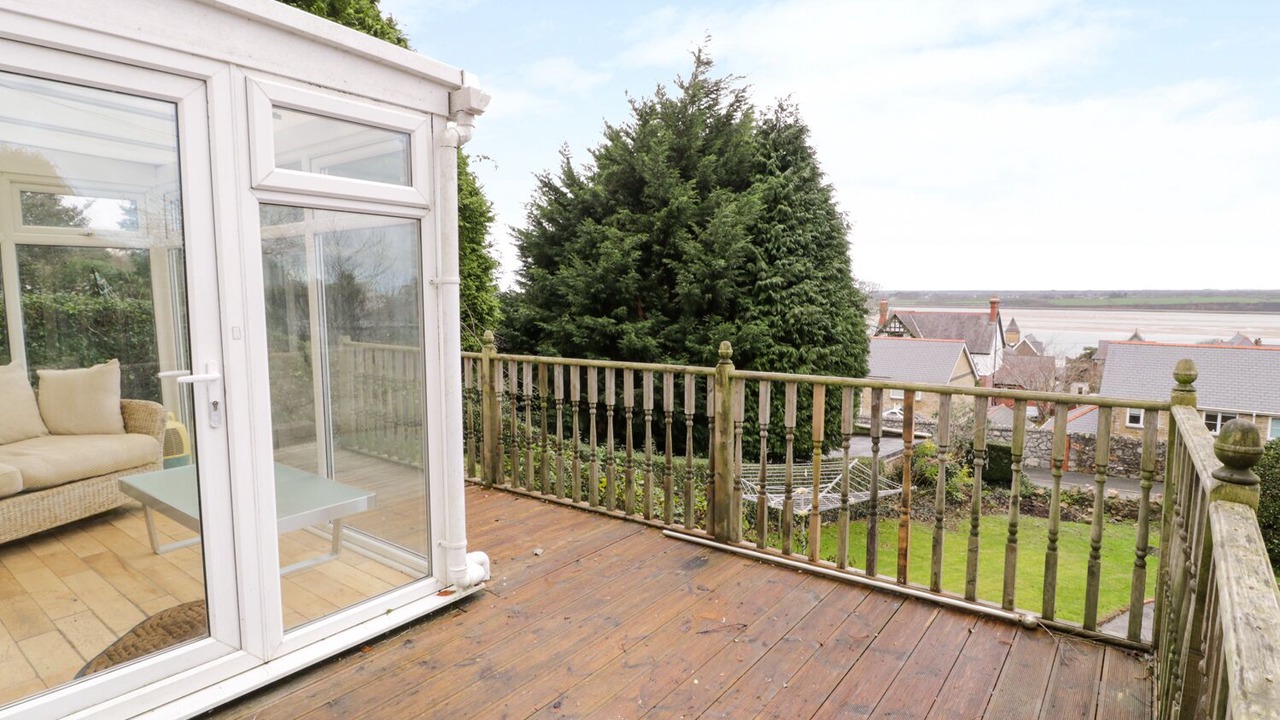 Photo of Patio Balcony in Bont Newydd