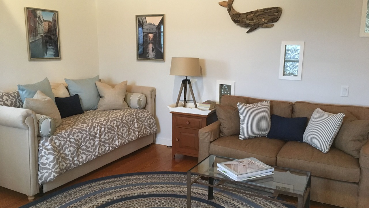 Photo of Livingroom in West of Town