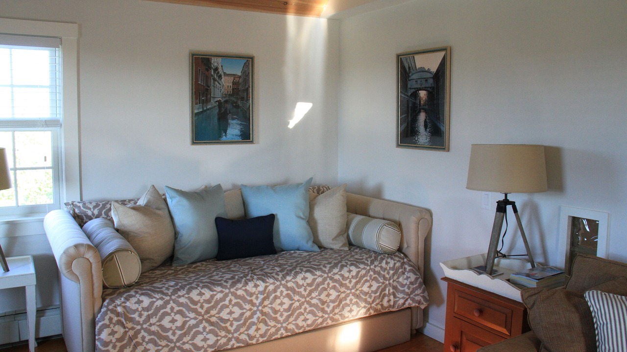 Photo of Livingroom in West of Town