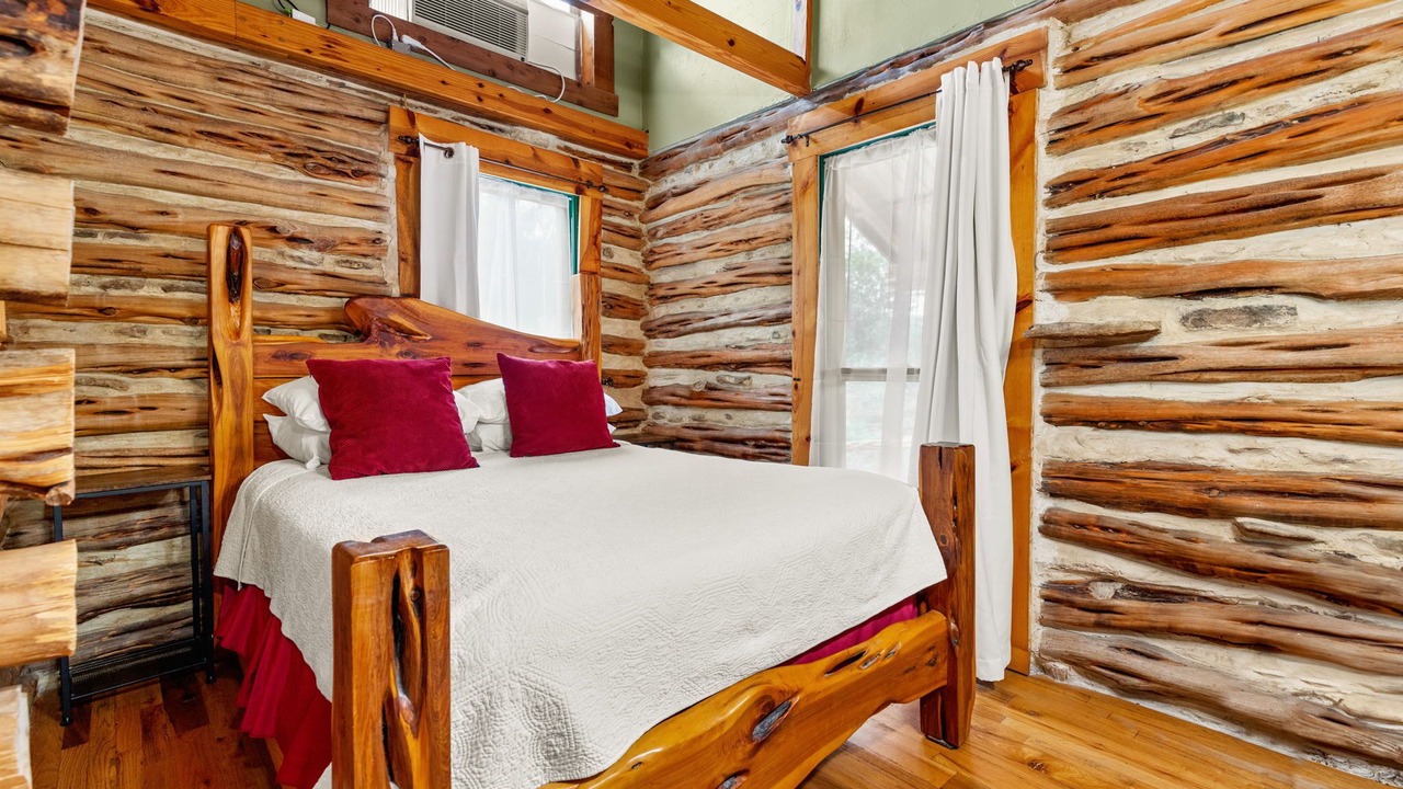 Photo of Bedroom in Canyon Lake