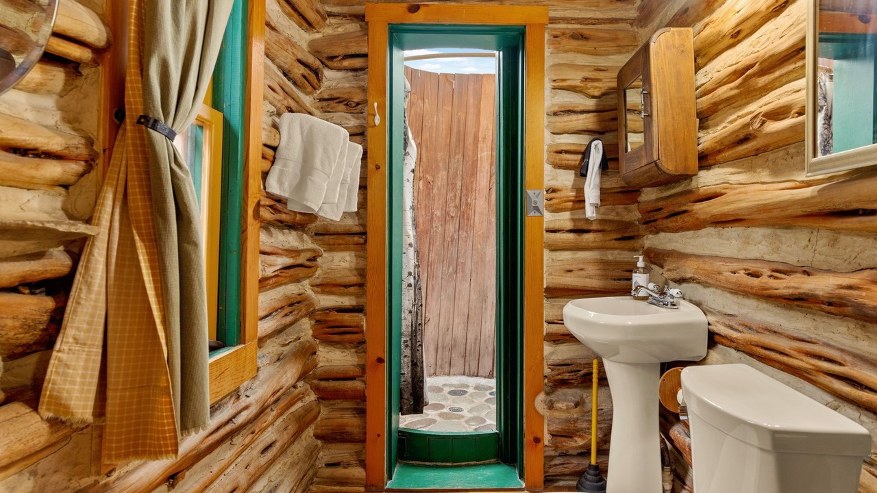 Photo of Bathroom in Canyon Lake