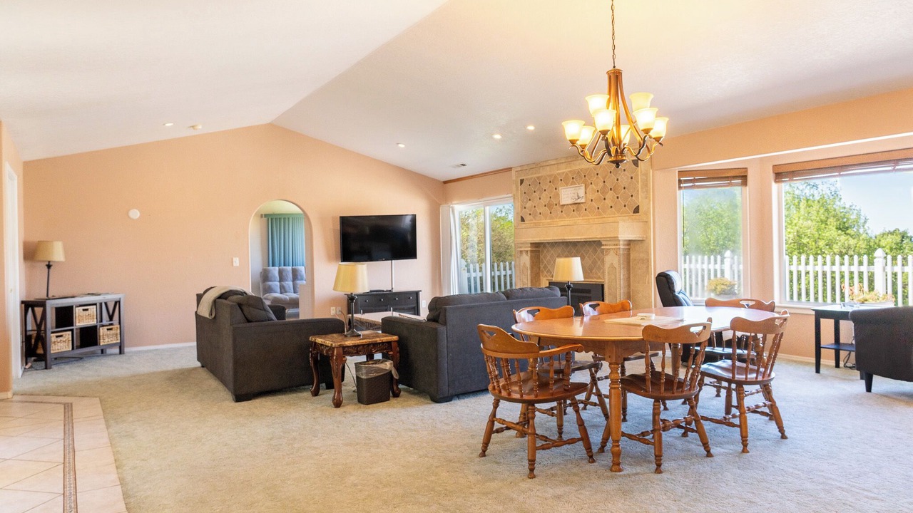 Photo of Livingroom in Smith River