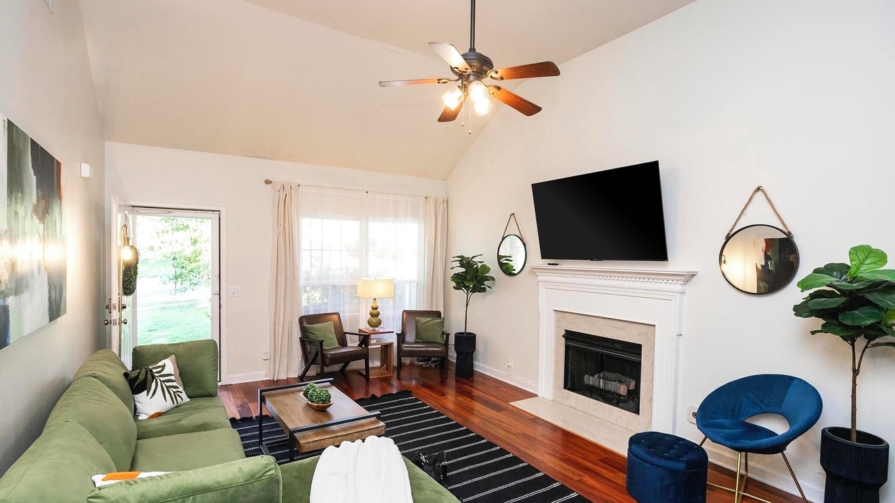 Photo of Livingroom in Hurwood Heights