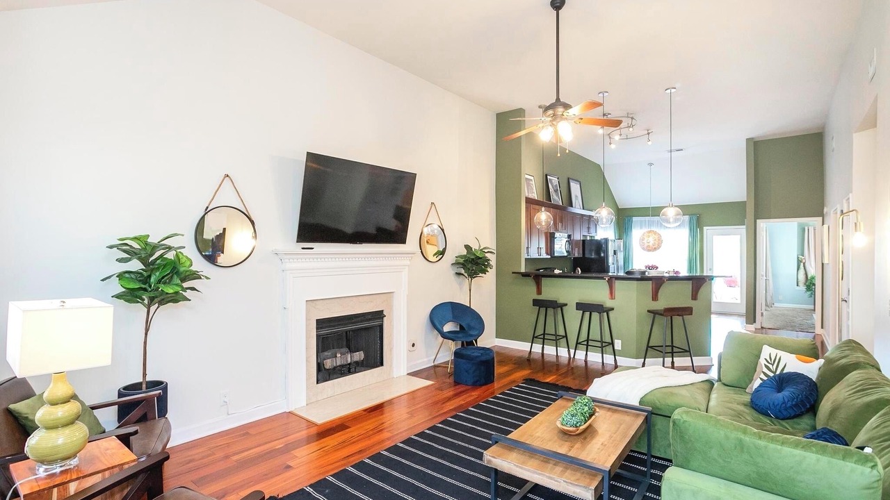 Photo of Livingroom in Hurwood Heights