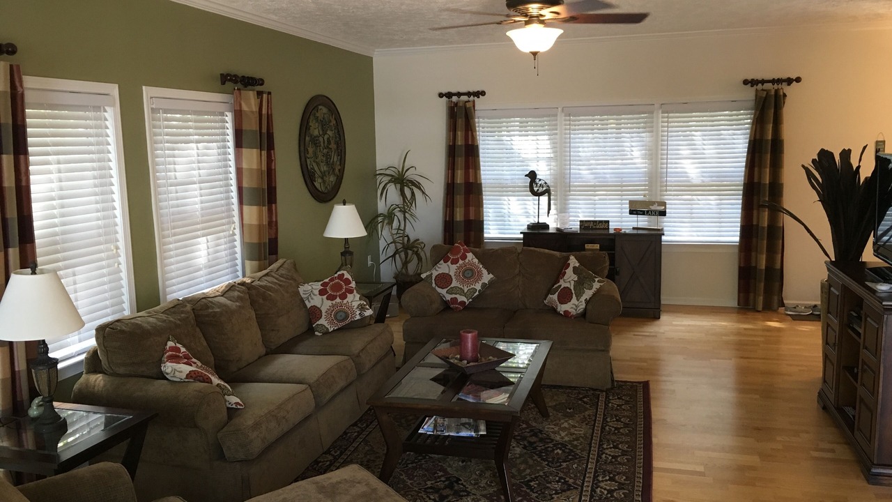 Photo of Livingroom in North Shore Acres