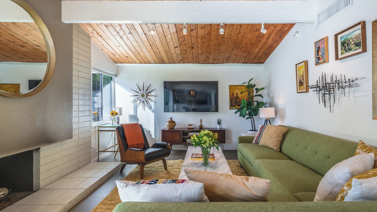 Photo of Livingroom in Racquet Club Estates