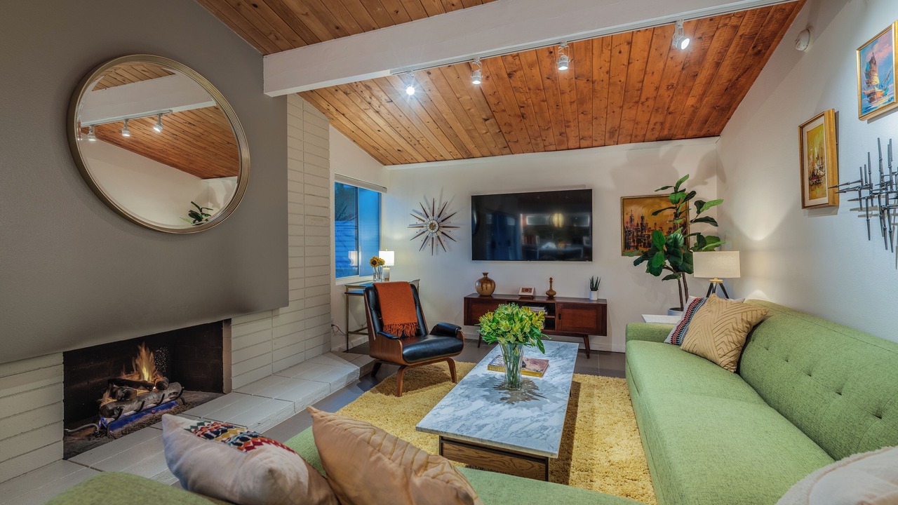 Photo of Livingroom in Racquet Club Estates