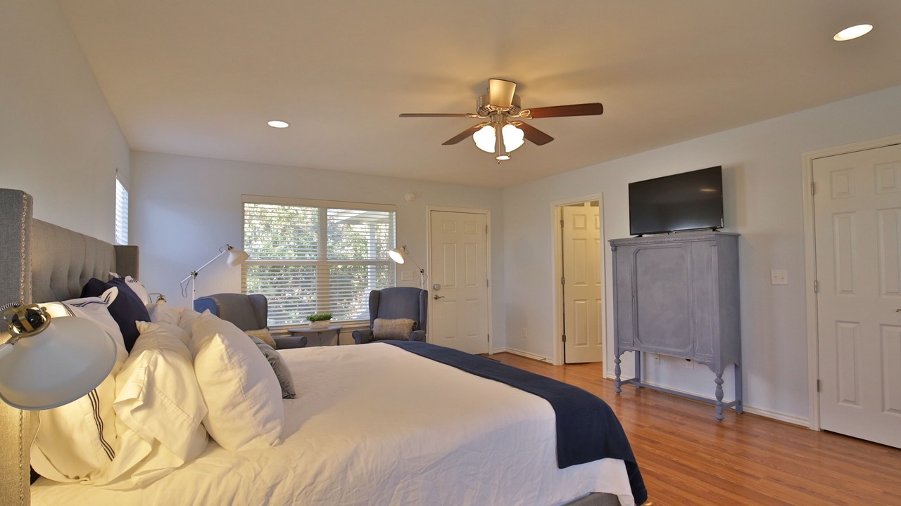 Photo of Bedroom in Sayles Blvd. Area