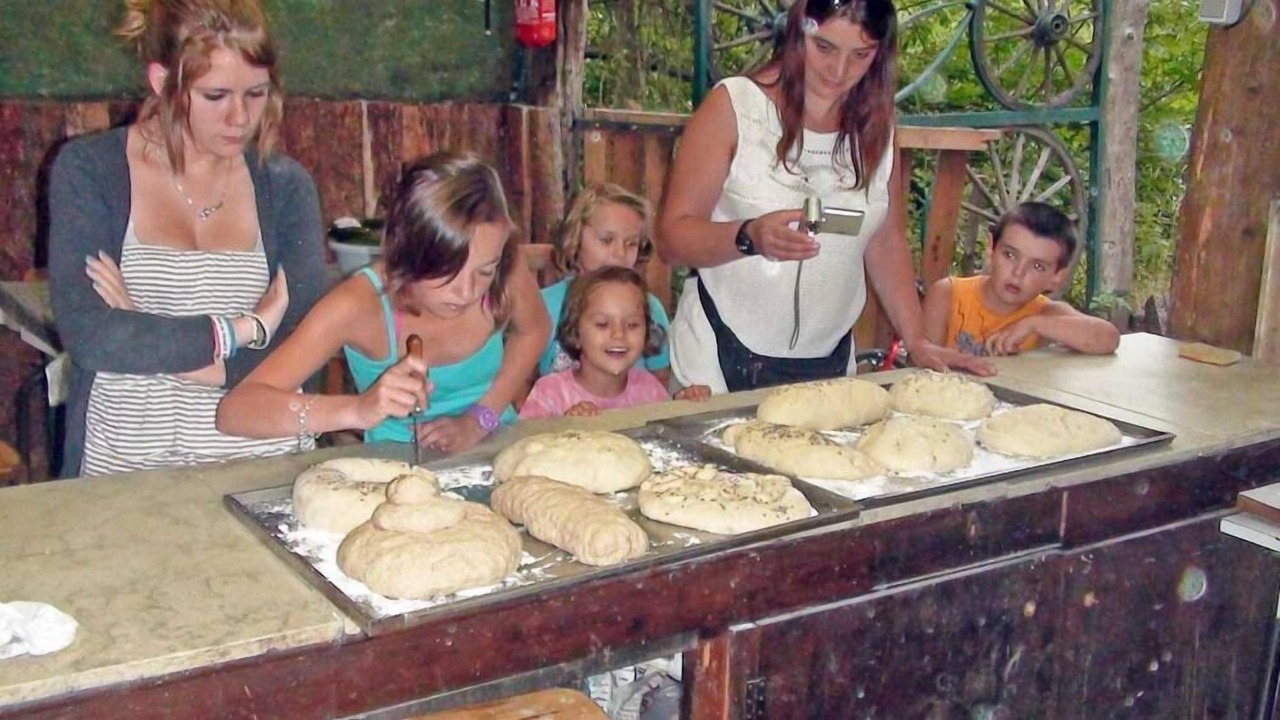 Photo of Others in Escaro