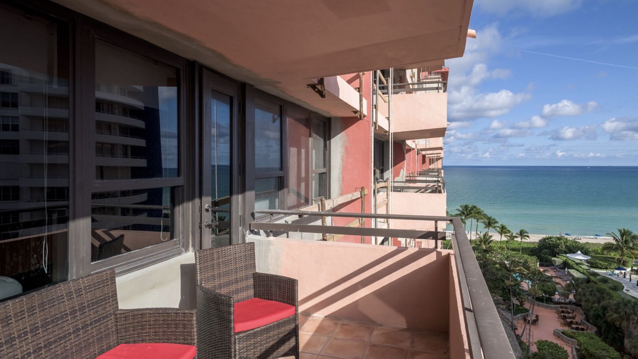 Photo of Patio Balcony in Mid Beach