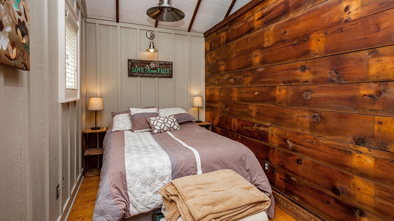 Photo of Bedroom in Indianola