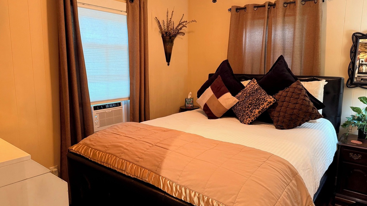 Photo of Bedroom in Neartown