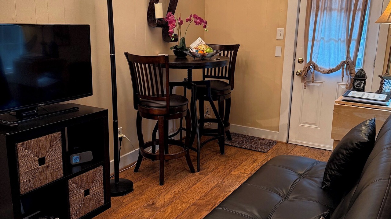 Photo of Livingroom in Neartown