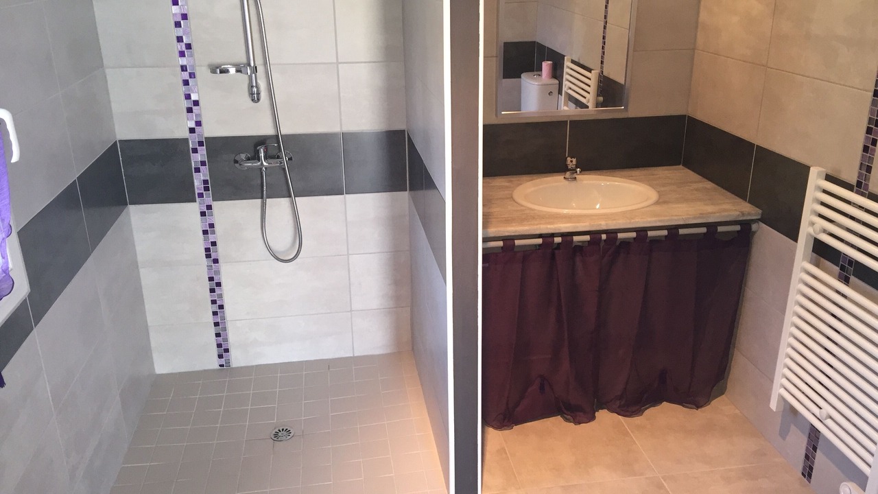 Photo of Bathroom in Violes