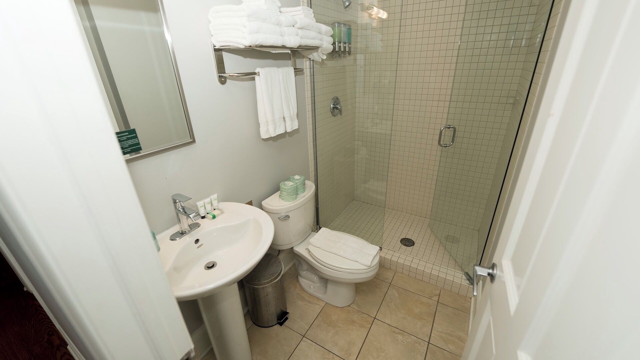 Photo of Bathroom in Lakeview