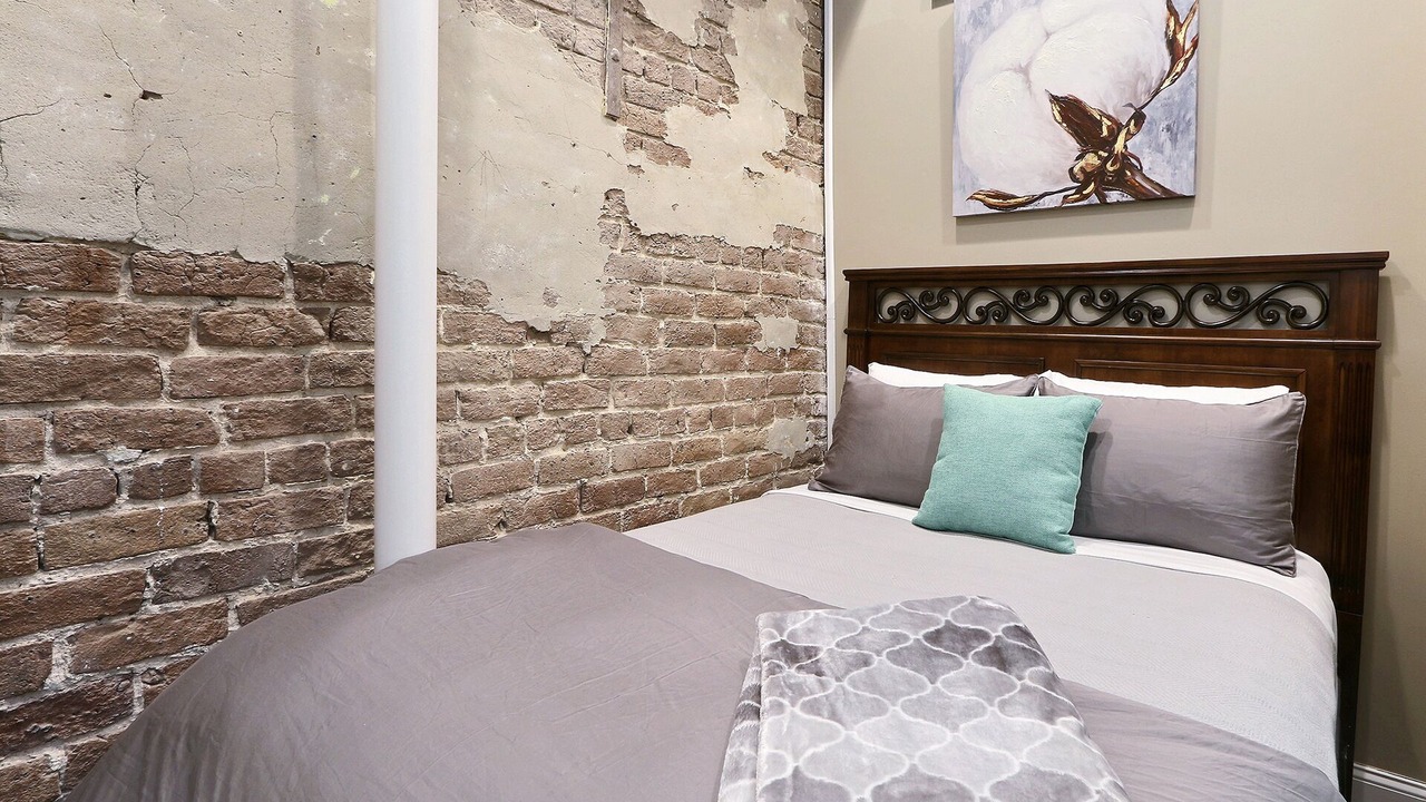 Photo of Bedroom in Historic District - North