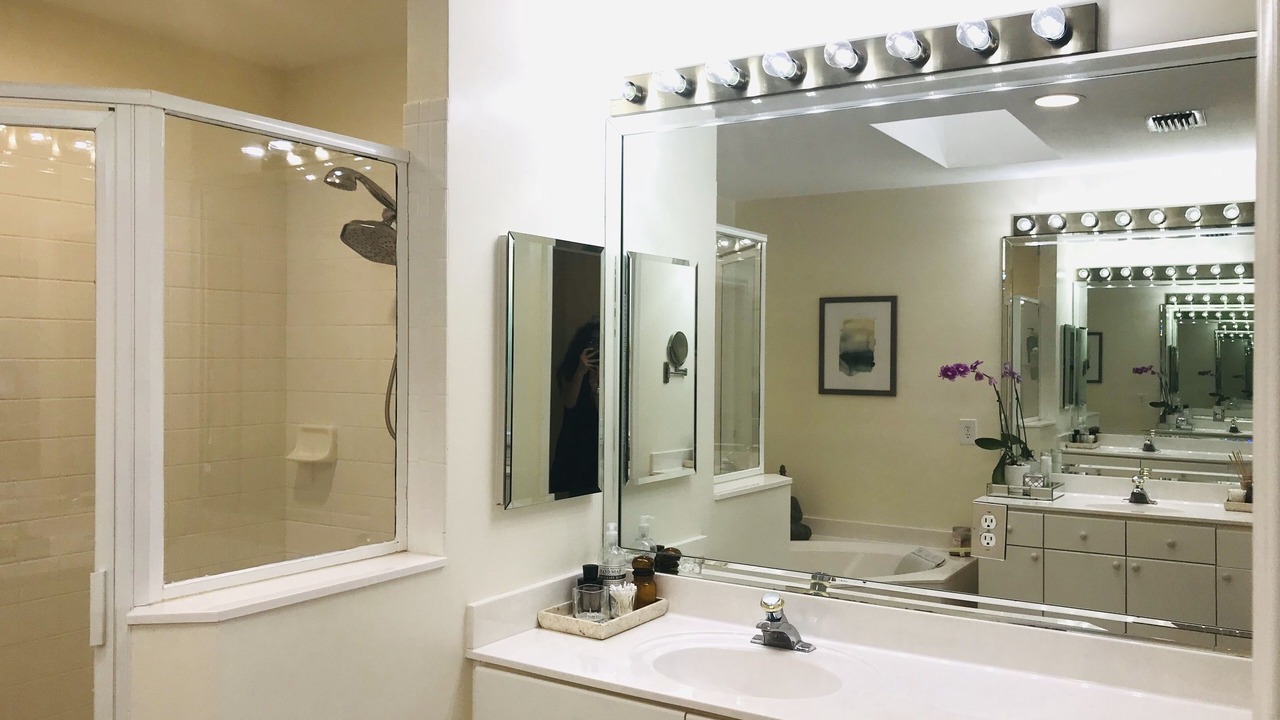 Photo of Bathroom in Pineapple Park - Ibis
