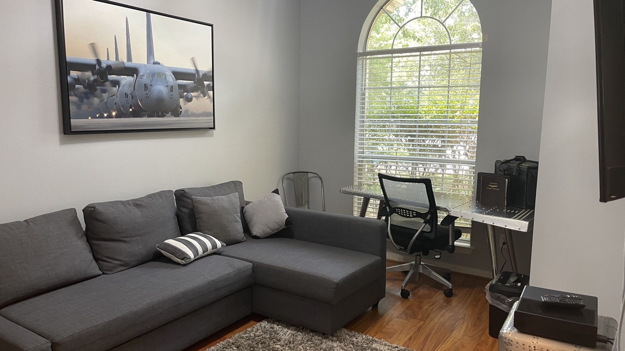 Photo of Livingroom in Alden Bridge