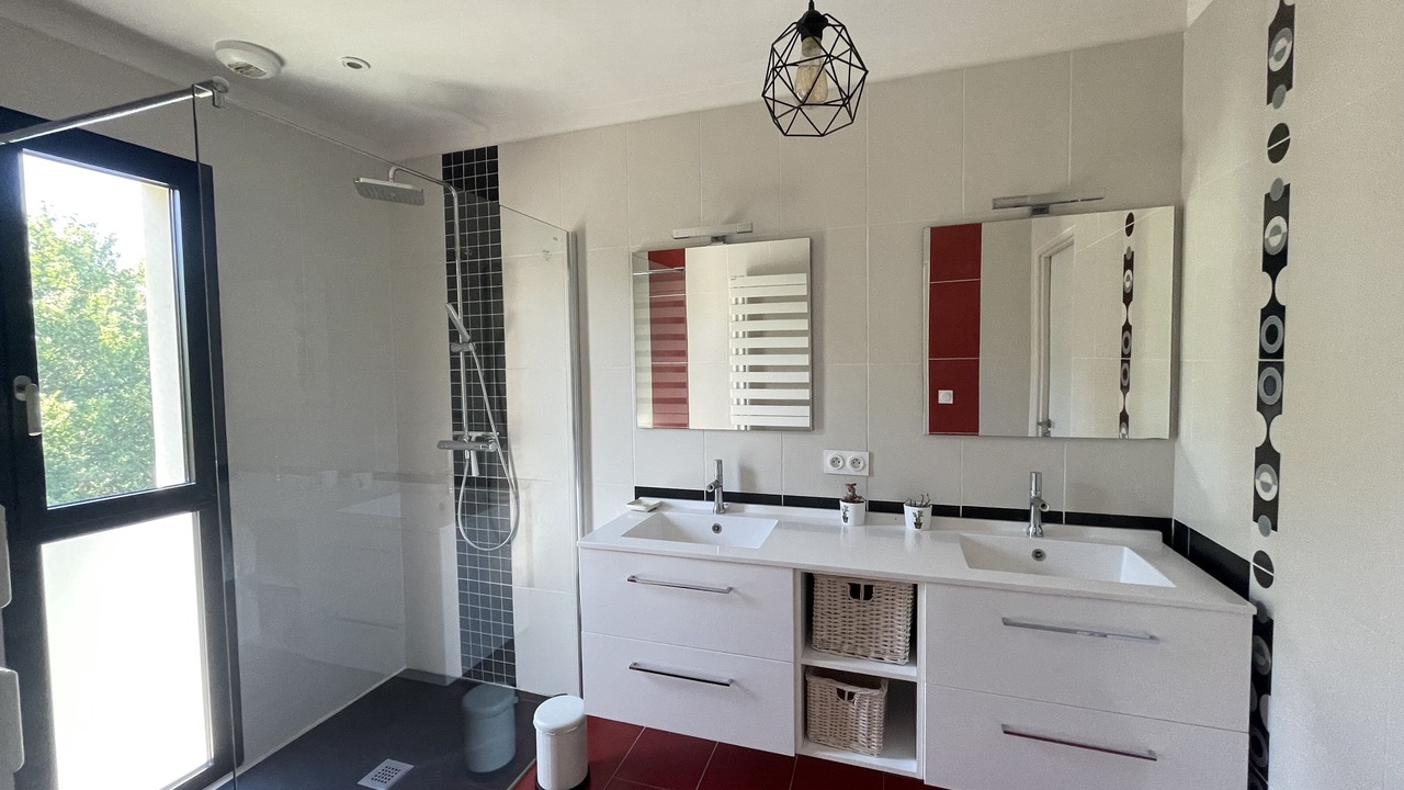 Photo of Bathroom in Uchaux
