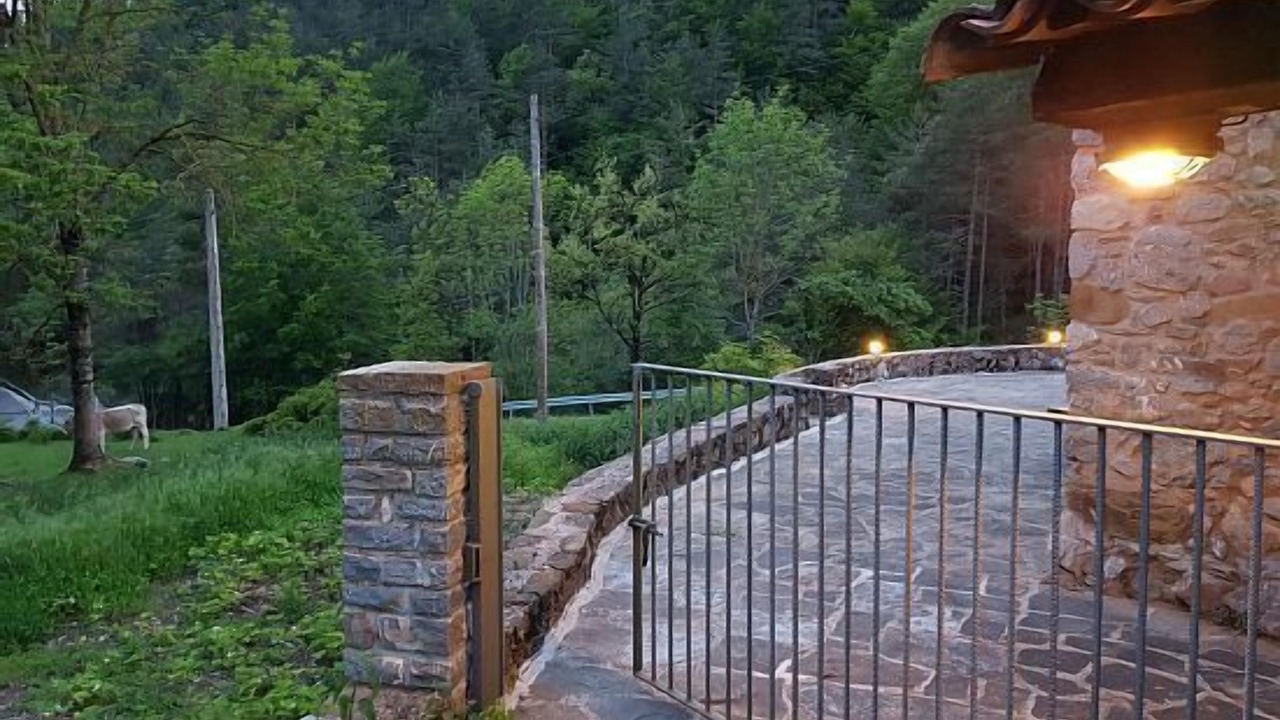 Photo of Outdoor in Gombren