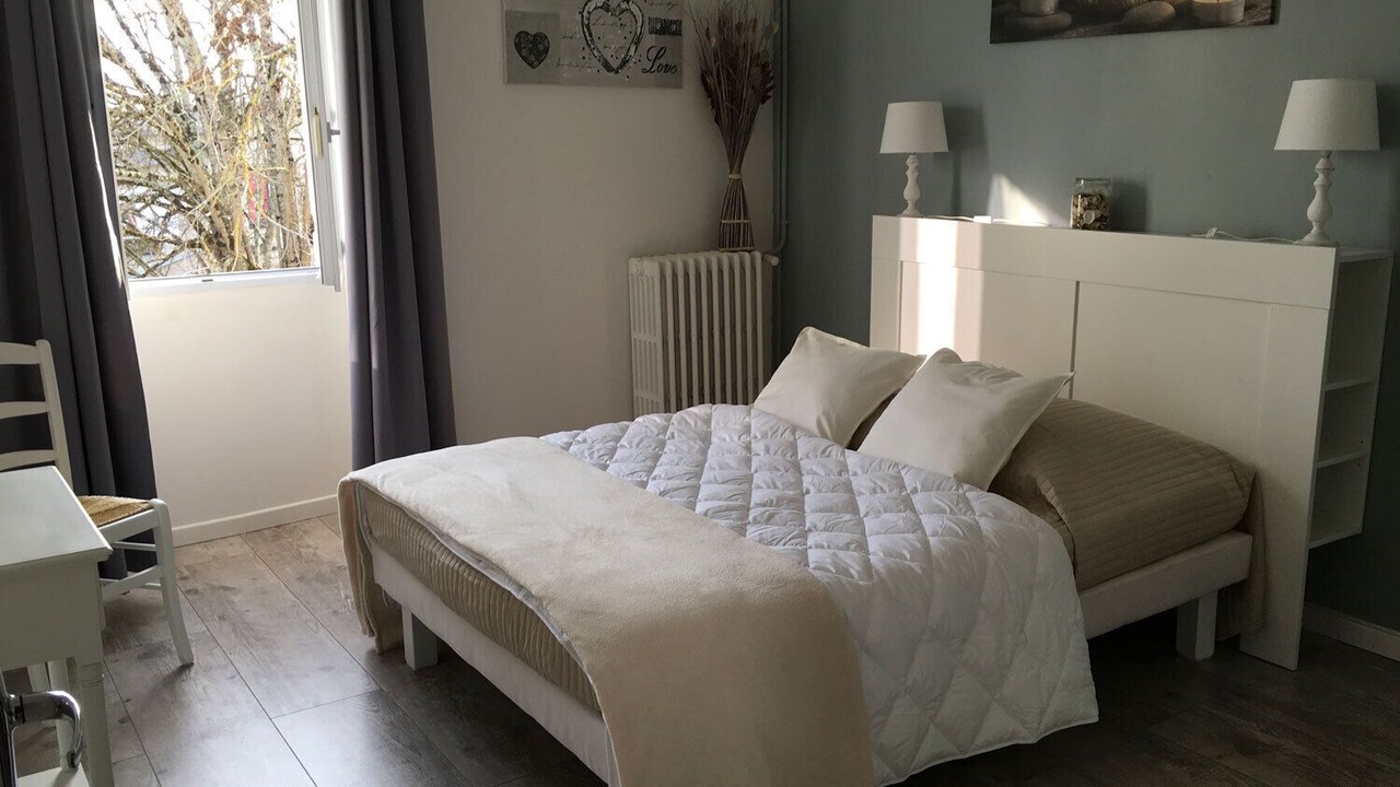 Photo of Bedroom in Castelnau-de-Montmiral