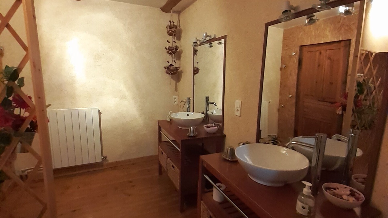 Photo of Bathroom in Landos