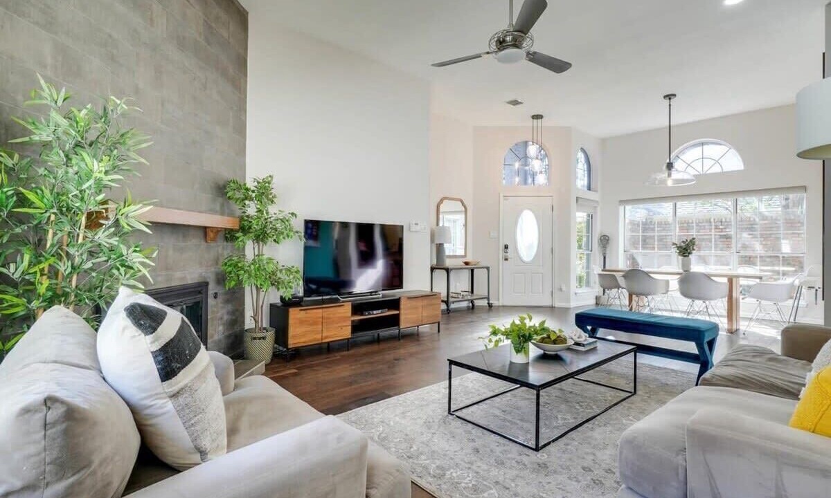 Photo of Livingroom in Far North Dallas