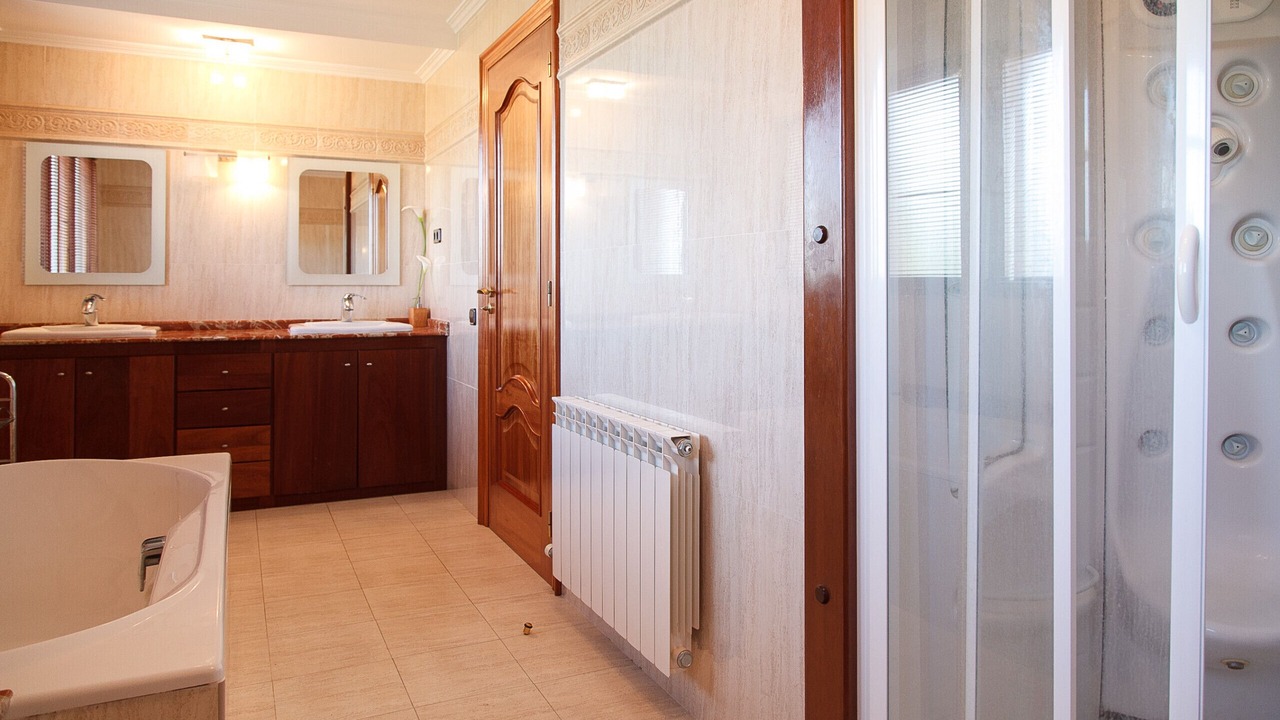 Photo of Bathroom in Botarell