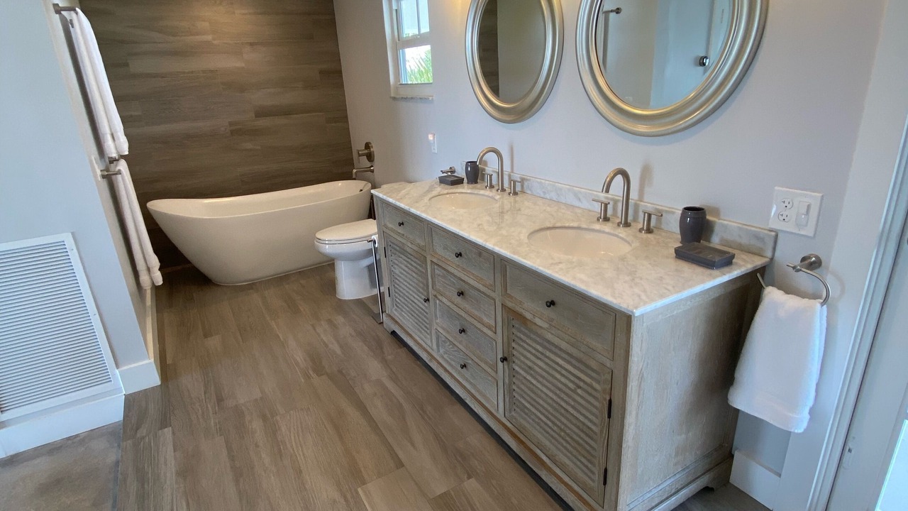 Photo of Bathroom in Venetian Shores