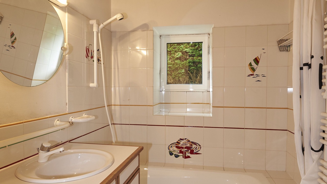Photo of Bathroom in Saint-Vincent-sur-Graon
