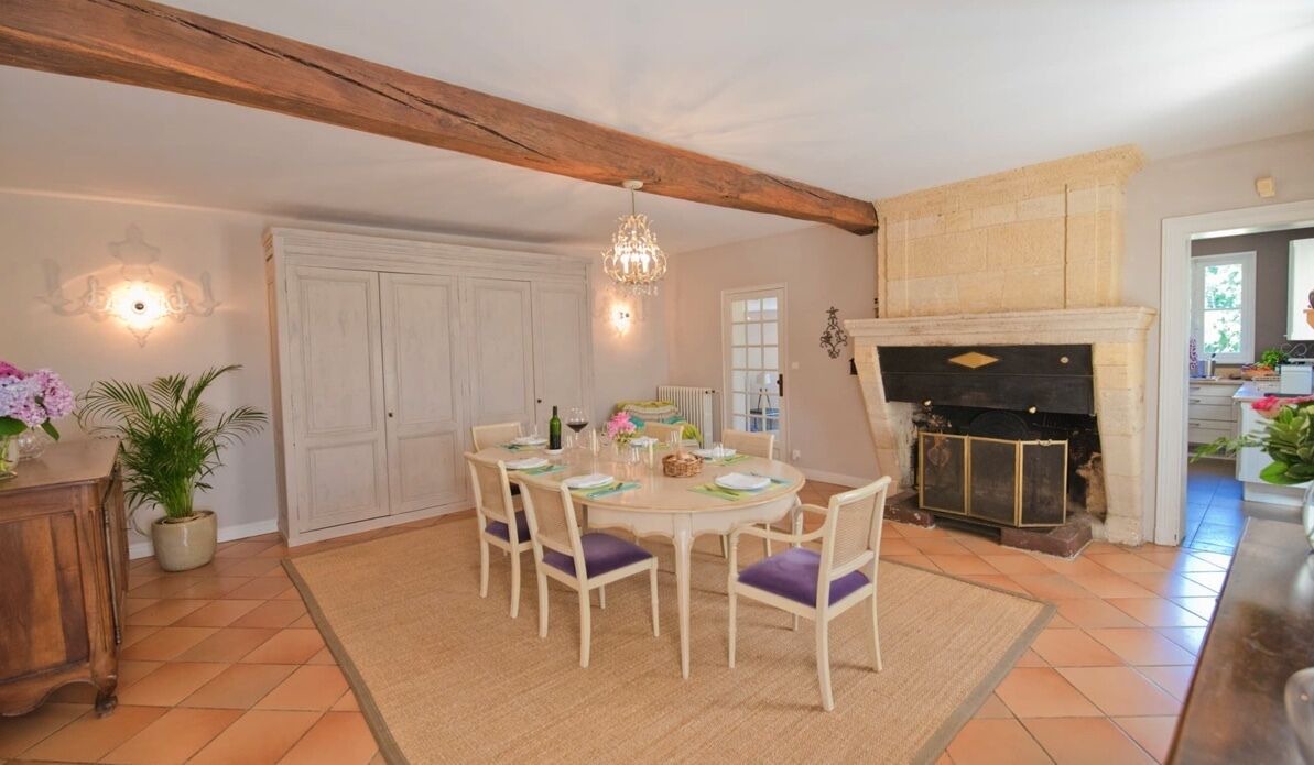 Photo of Livingroom in Petit-Palais-et-Cornemps