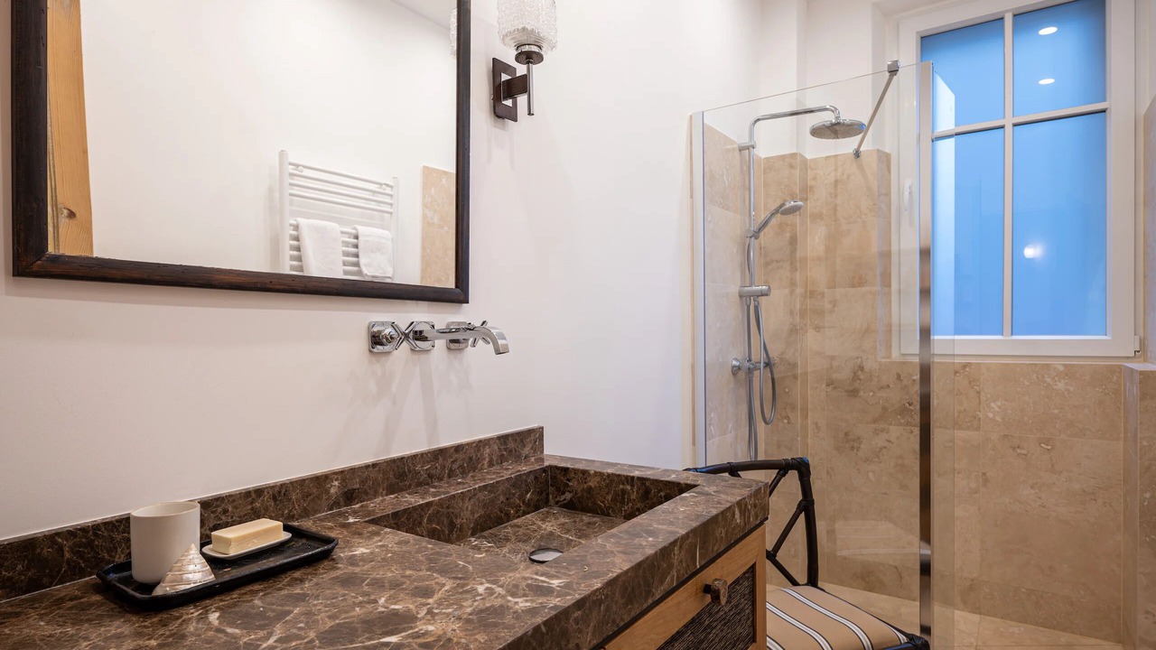 Photo of Bathroom in Quartier des Grandes-Carrieres
