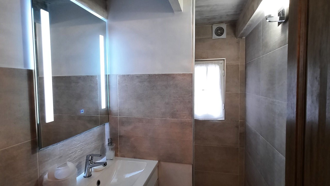 Photo of Bathroom in Saint-Laurent-d'Aigouze