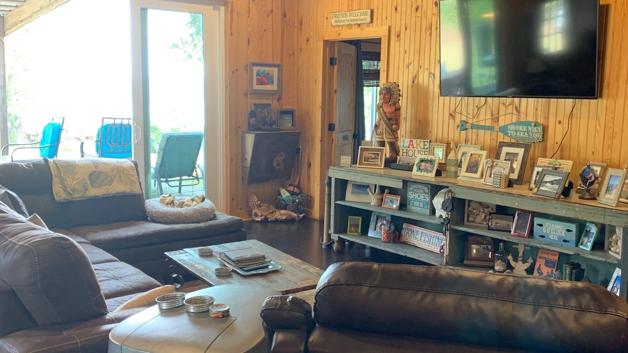 Photo of Livingroom in Pettit