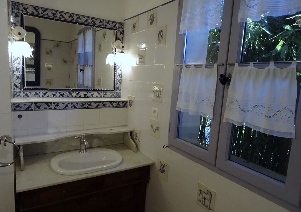 Photo of Bathroom in Haulies