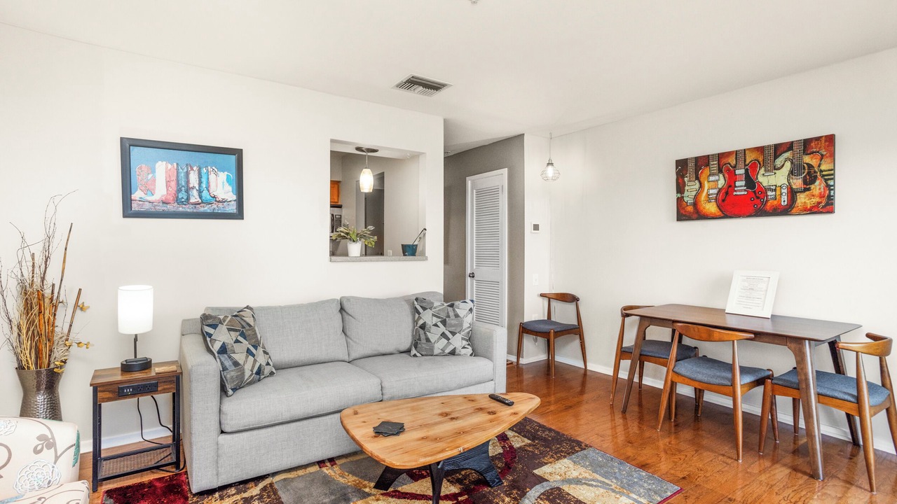 Photo of Livingroom in North Capitol