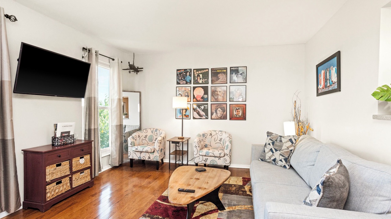 Photo of Livingroom in North Capitol