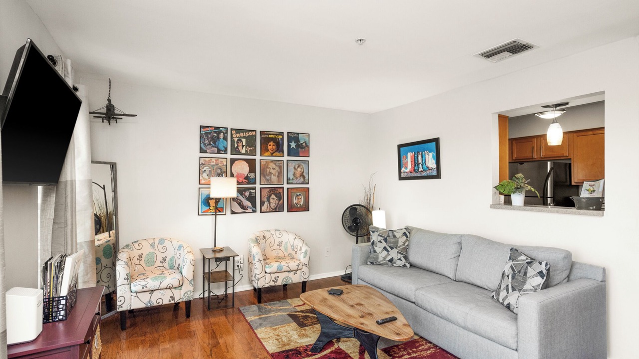 Photo of Livingroom in North Capitol