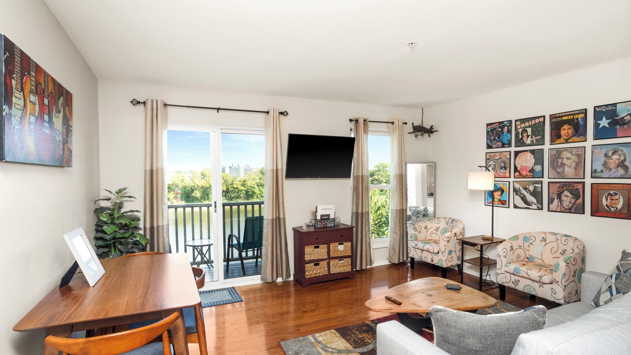 Photo of Livingroom in North Capitol